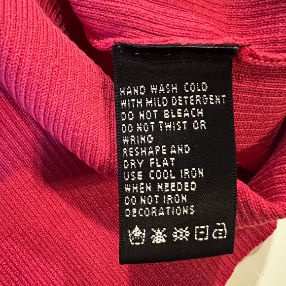 🌺CEST CITY PINK V NECK TOP WITH SEQUINS - SIZE SMALL🌺 - Picture 13 of 13